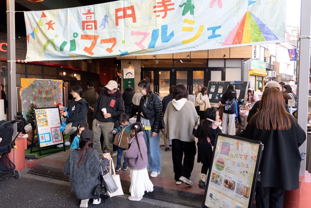 会場は高円寺駅高架下にあるイベントスペース「高円寺マシタ」。横断幕は子供達と一緒に作成しました