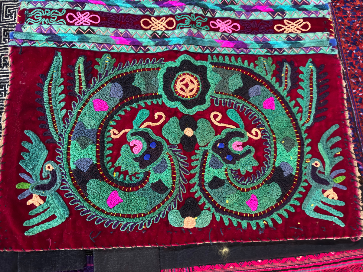 伝統的な双龍文様の苗繍(ミャオ族の伝統刺繍)