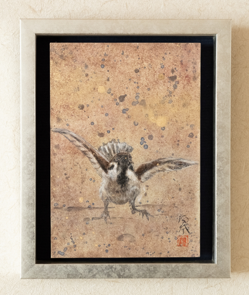 《すずめ》  岩絵具、水干、泥、和紙  FSM（22.7×15.8cm）  2025  「この作品は絵本と繋がりのある作品で、上手にすずめに変身できているでしょう、と誇らしげな様子を描いています」