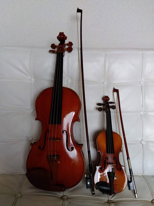 現在使用しているヴァイオリン(左)と、人生初めのヴァイオリン(右)は、最も小さな1/16サイズで3歳用