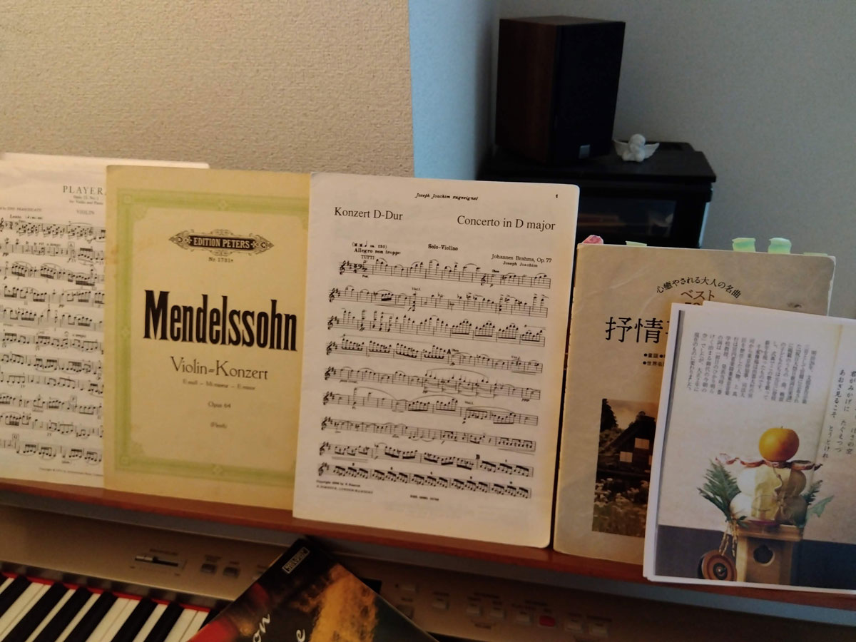 2025年冬の楽譜ラインナップ。季節や行事毎に変え、日々持ち歩く