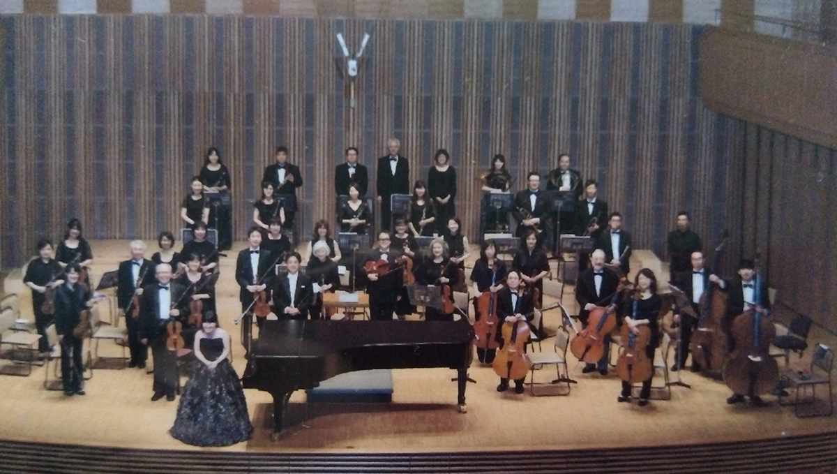 オーケストラでの演奏歴も多数。前列左端が吉田さん