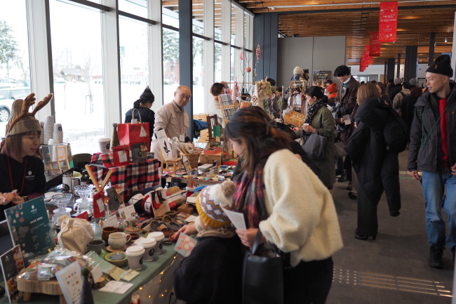 2022年から始まったクリスマスマーケットは、東川町の一大イベントのひとつ。せんとぴゅあⅠ、Ⅱ全体を会場として活用し、他の施設も巡りながら楽しむ。町内の木工家具事業者によるインテリア展のほか、飲食、雑貨、ワークショップなどおよそ100店が集う(写真提供:東川町)