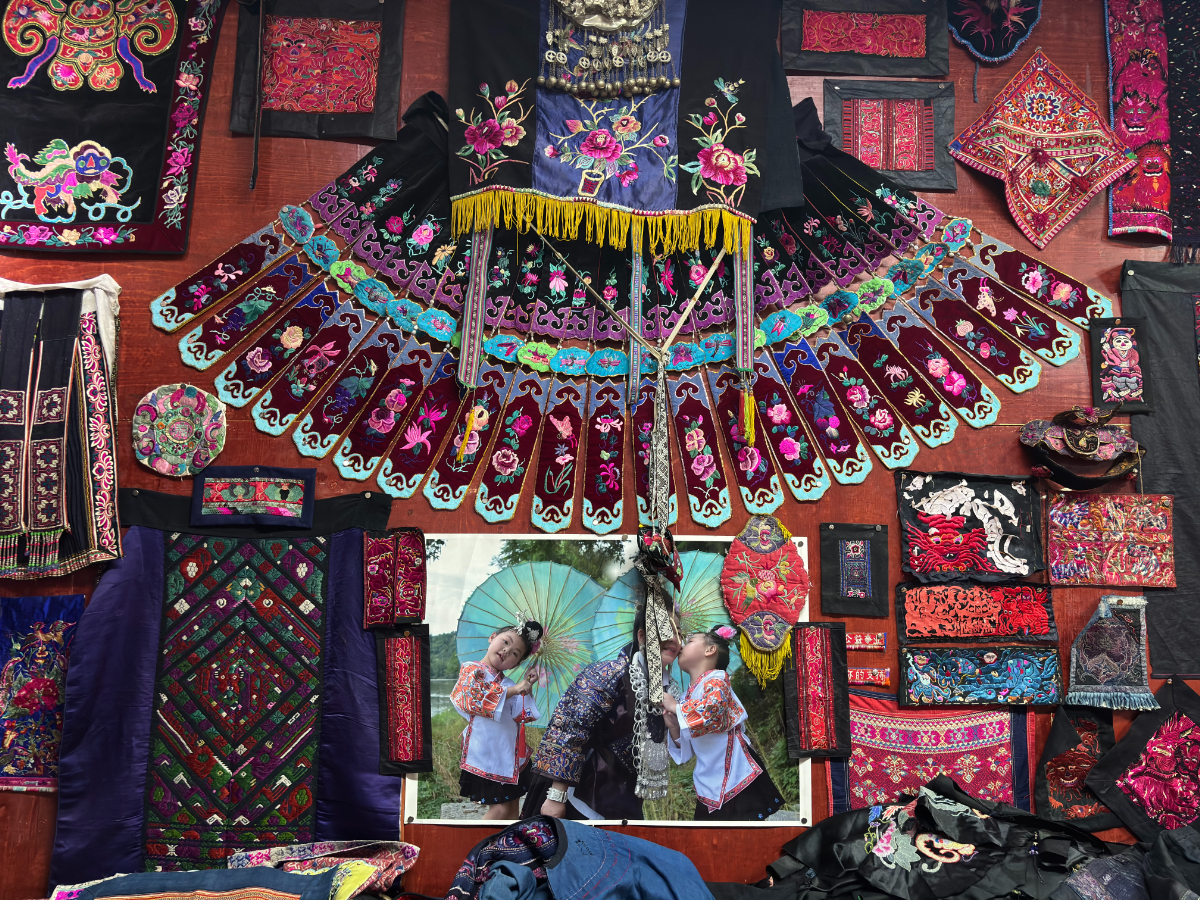 住民の家に飾られた伝統的な苗繍衣装と刺繍布