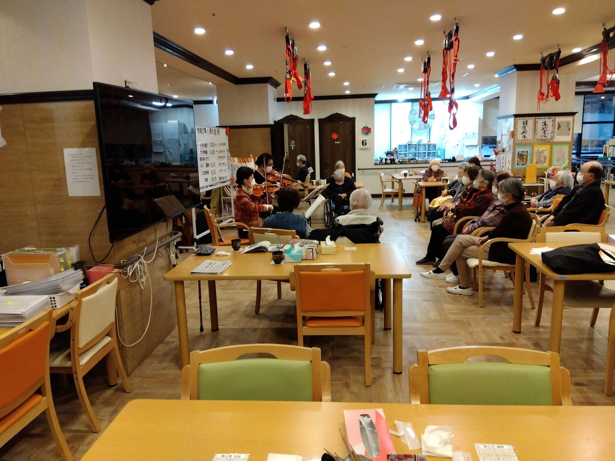 音楽仲間がボランティアで応援に来てくれることも。合奏を披露
