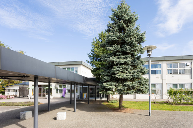 日本語学校が入る「せんとぴゅあⅠ」。「Ⅱ」とは通路でつながるように設計された