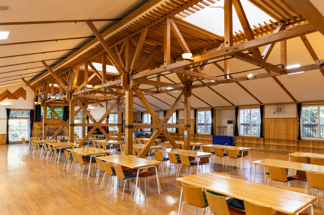 ランチルームはもとの空間をそのままに耐震補強を行った。地域の人がイベントなどで利用できる。日本語学校に通う留学生にとっては、日々の食事の場でもある