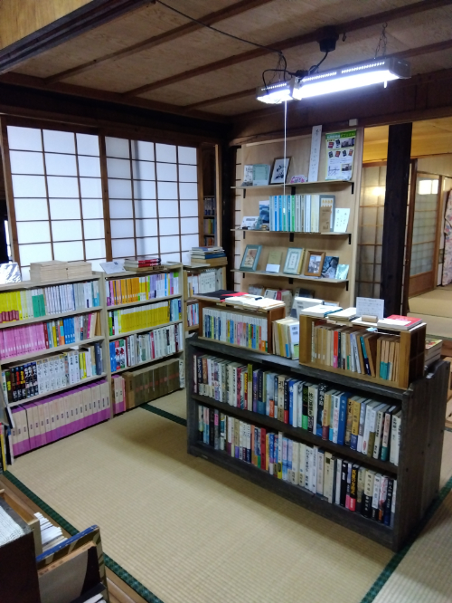 蛍光灯の優しい光が本を照らしています。本が大好きな人の自宅にお邪魔したようなツバメ書房です。靴を脱いで、本と対話をします