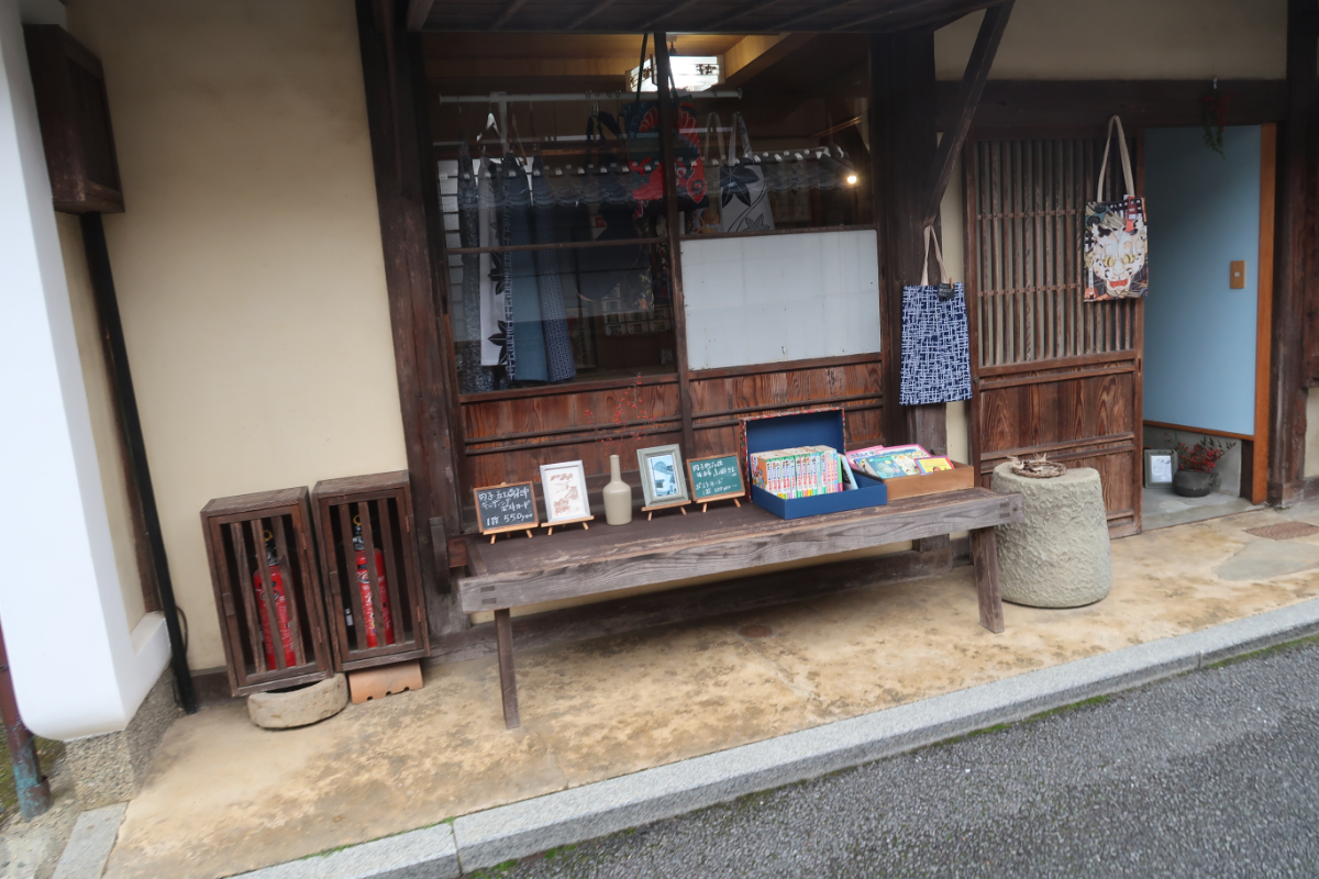 内子町の作家作品(雑貨など)も少し展示販売しています。重要伝統的建造物群保存地区に面した通りなので消化器にも木製の囲いがされています