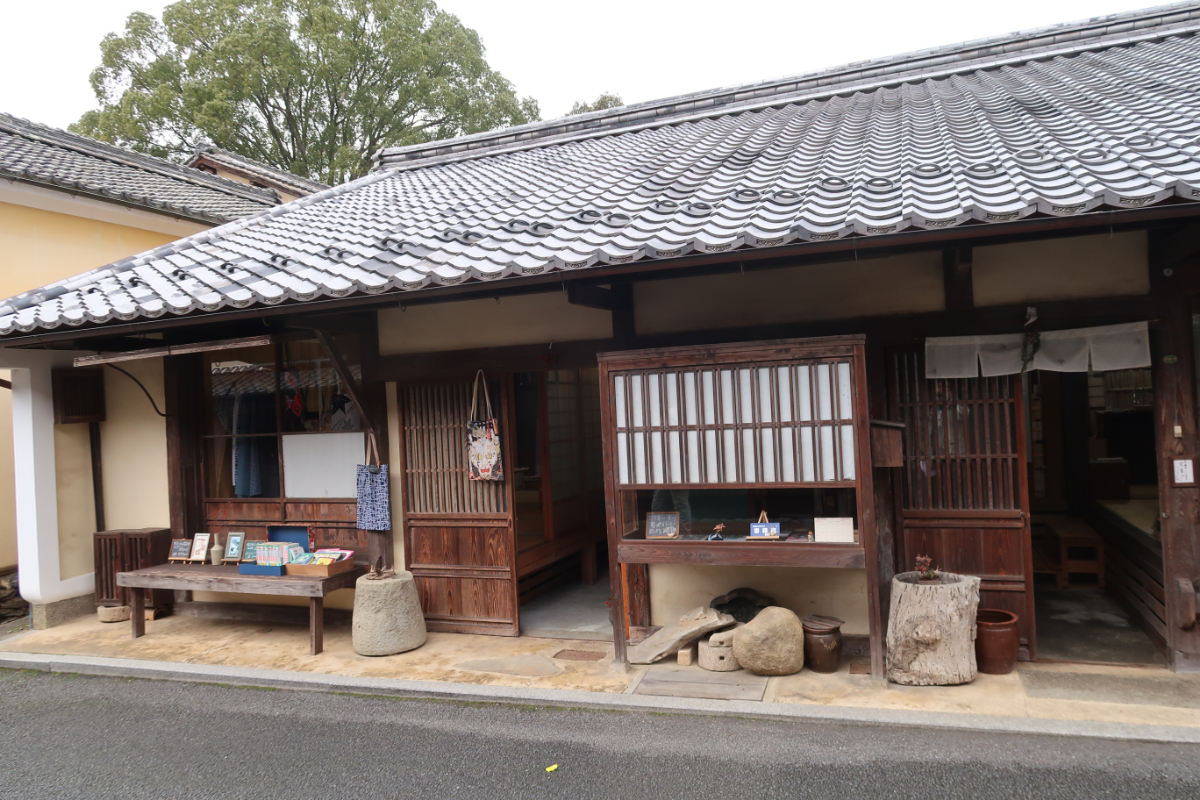 豆腐屋だった頃には、障子の商い窓(出窓)から豆腐を売っていたそうです