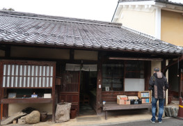 ツバメ書房外観。さりげなく文庫本が並んでいます