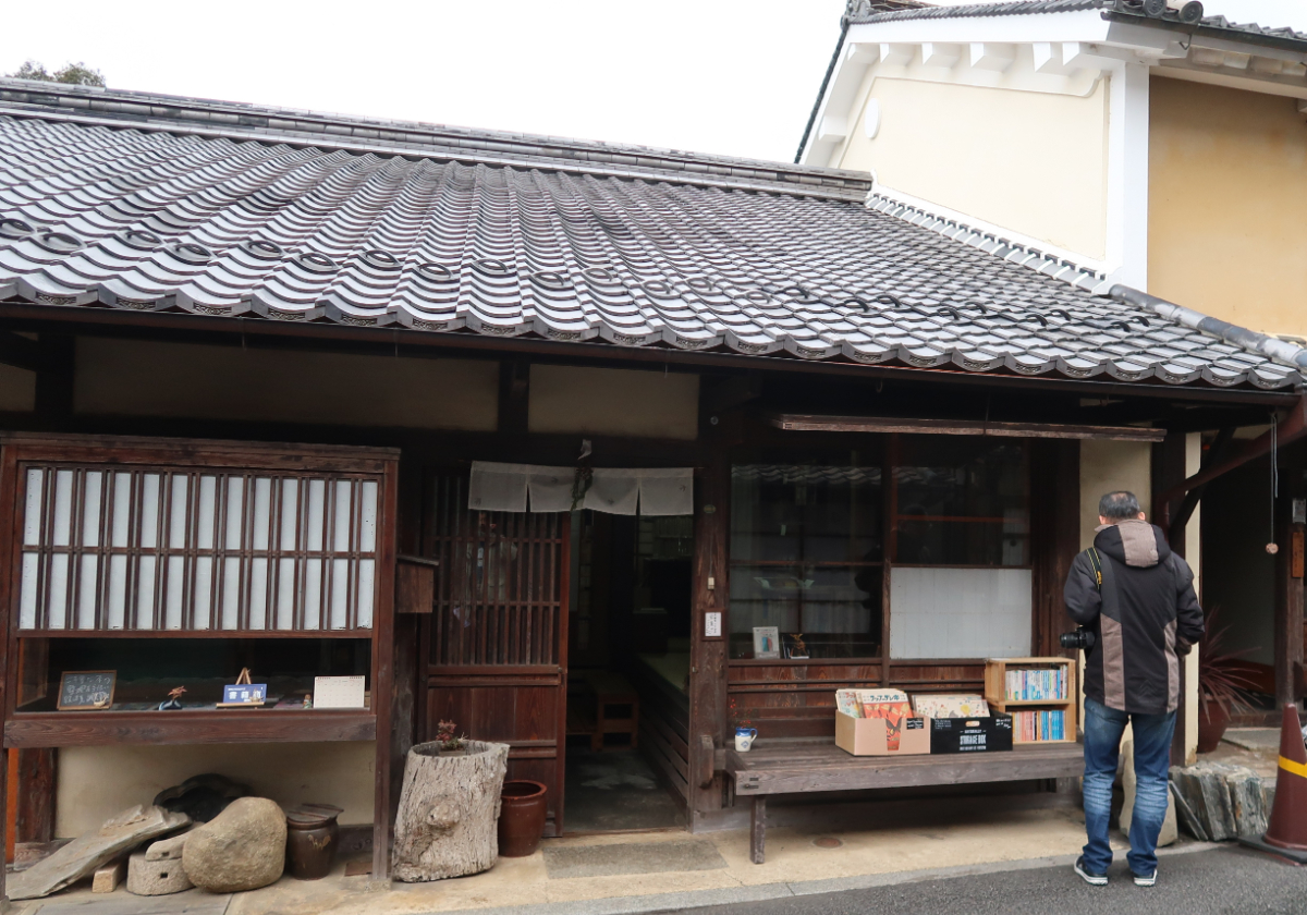 ツバメ書房外観。さりげなく文庫本が並んでいます