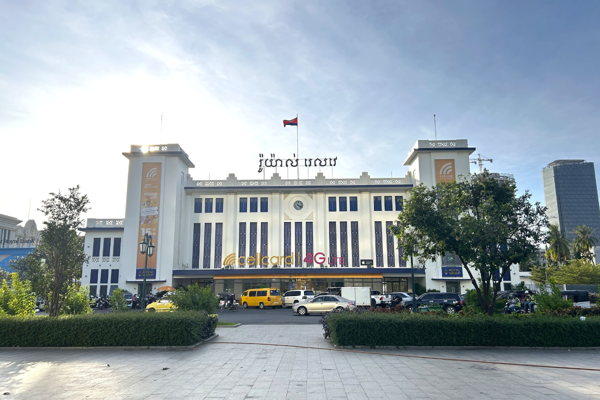 プノンペン中央駅。かつてはコロニアル建築らしい薄い黄色の外壁だったが、改装工事を経て現在は白壁となっている