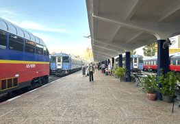 プノンペン中央駅のホーム。向かって左に北線（バッタンバン行き）、右には南線（シハヌークビル行き）の車両が出発を待っている