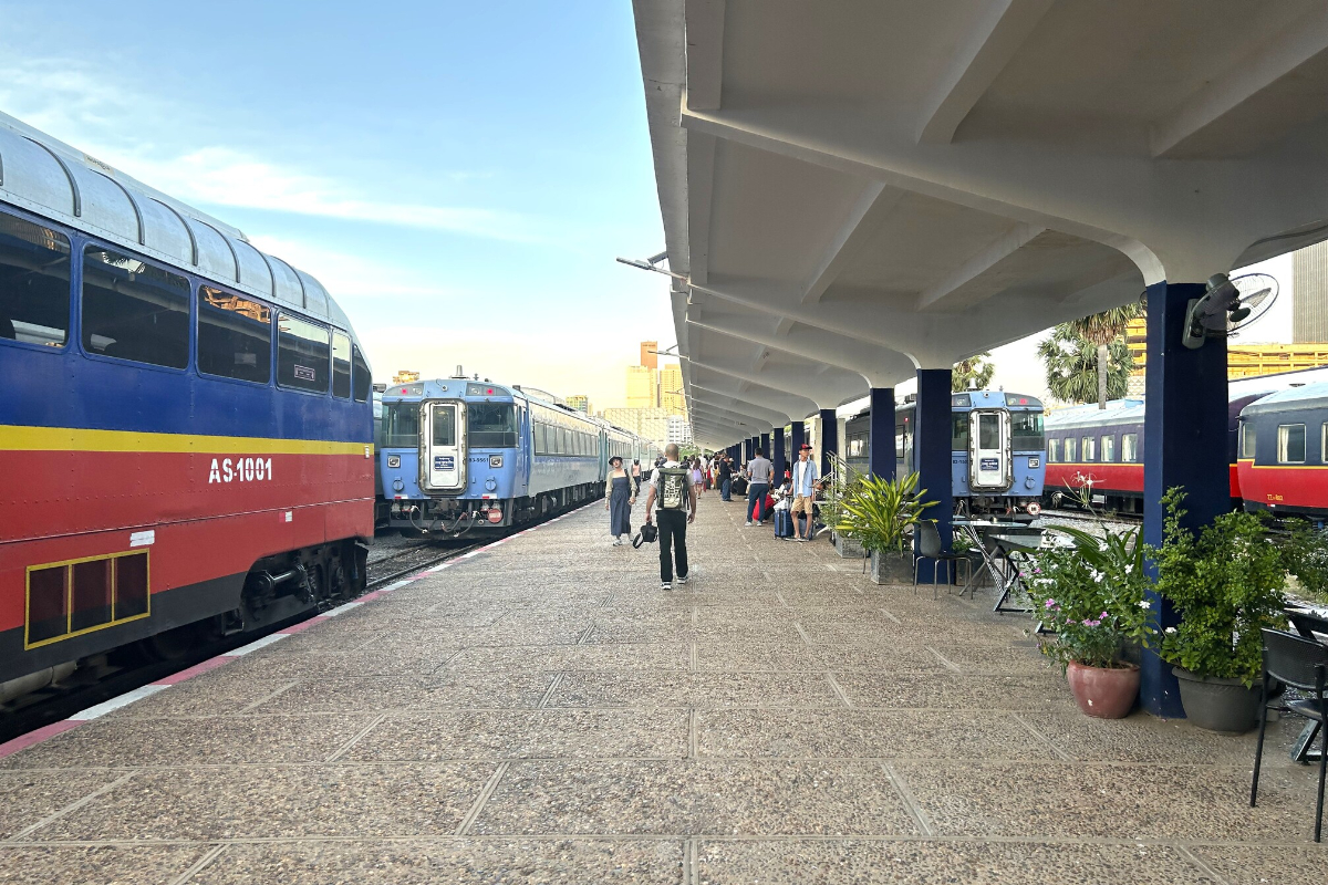 プノンペン中央駅のホーム。向かって左に北線(バッタンバン行き)、右には南線(シハヌークビル行き)の車両が出発を待っている