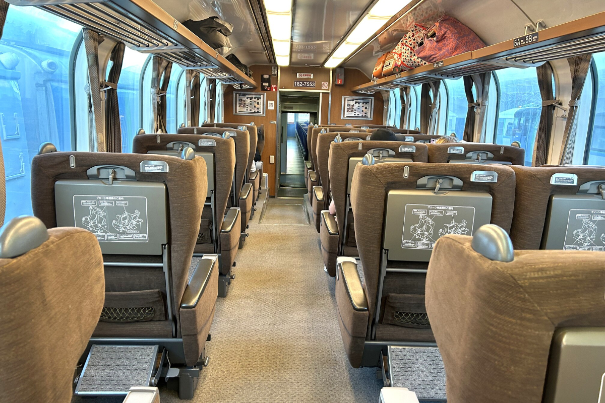 VIP車両。表示も日本のグリーン車そのままで、座席では充電も可能だ