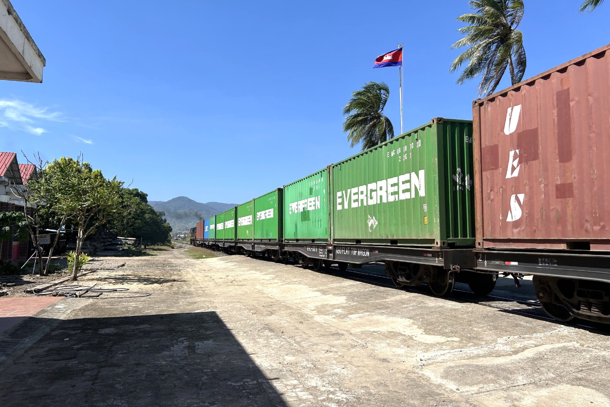 シハヌークビルへ向かうコンテナ車。日本の支援を受けて整備されたシハヌークビル港は、国際物流の主要拠点となっている