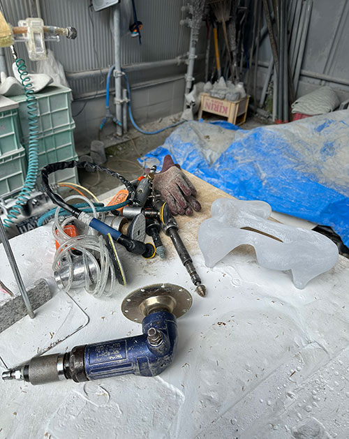 画像４ － 吉村さんのアトリエ。「よくアトリエを見学していいですか？　と言っていただけるのですが、すっごく現場ですけどいいですか！？　と思います（笑）」