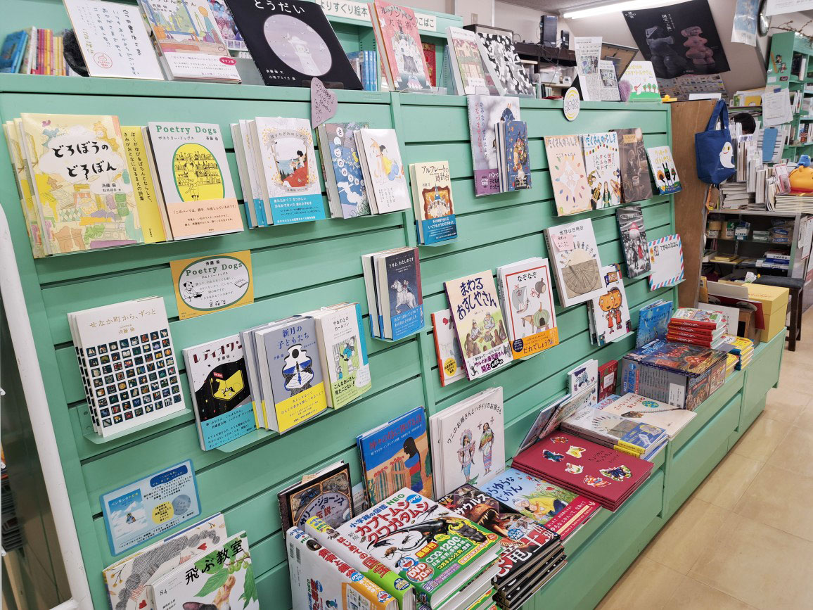 髙村さんの選書が光る絵本コーナー。髙村さんに会いに訪れるお客さんも多い