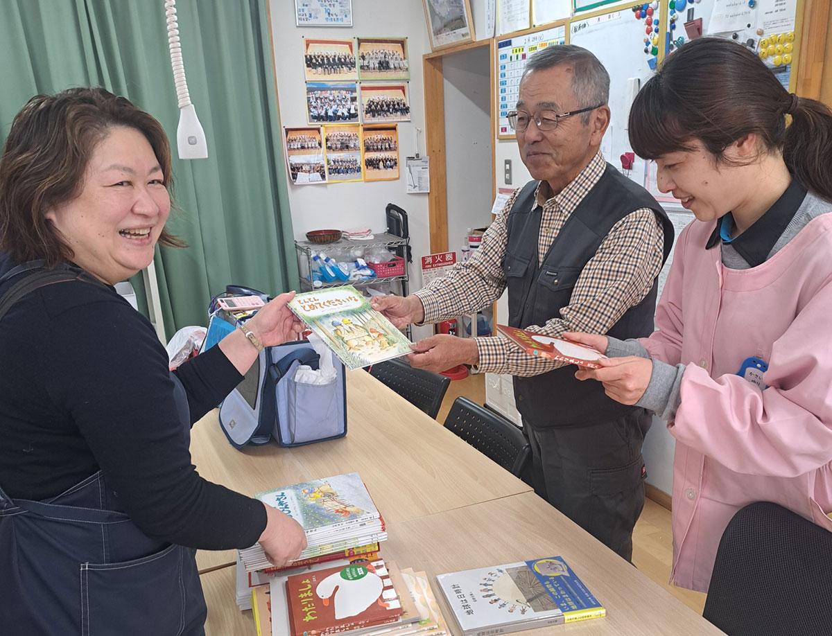 髙村志保さん（左）。幼稚園や保育園に絵本を紹介