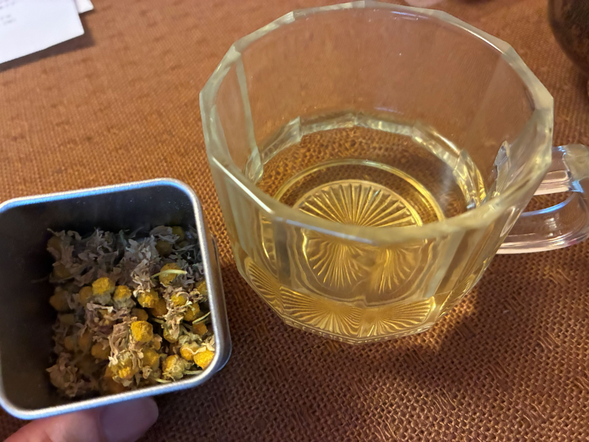 収穫したカモミールを使ったハーブティを試飲