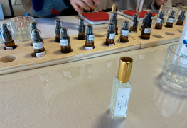 精油を６〜７種類用いてコロンを作ります