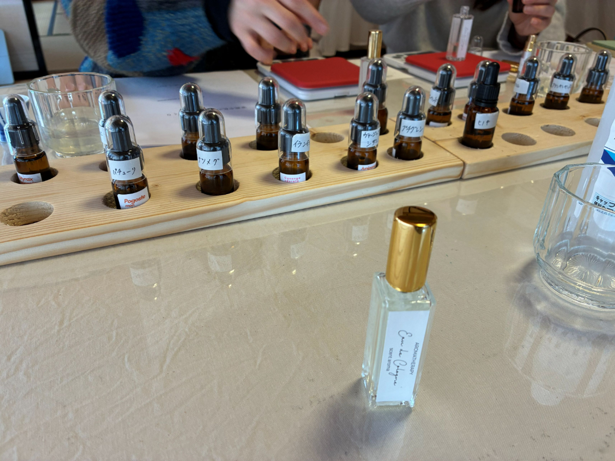 精油を６〜７種類用いてコロンを作ります