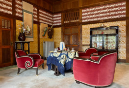 荻窪会談が行われた客間。移築され忠実に再現された。壁紙の意匠に設計者・伊東忠太らしさがある