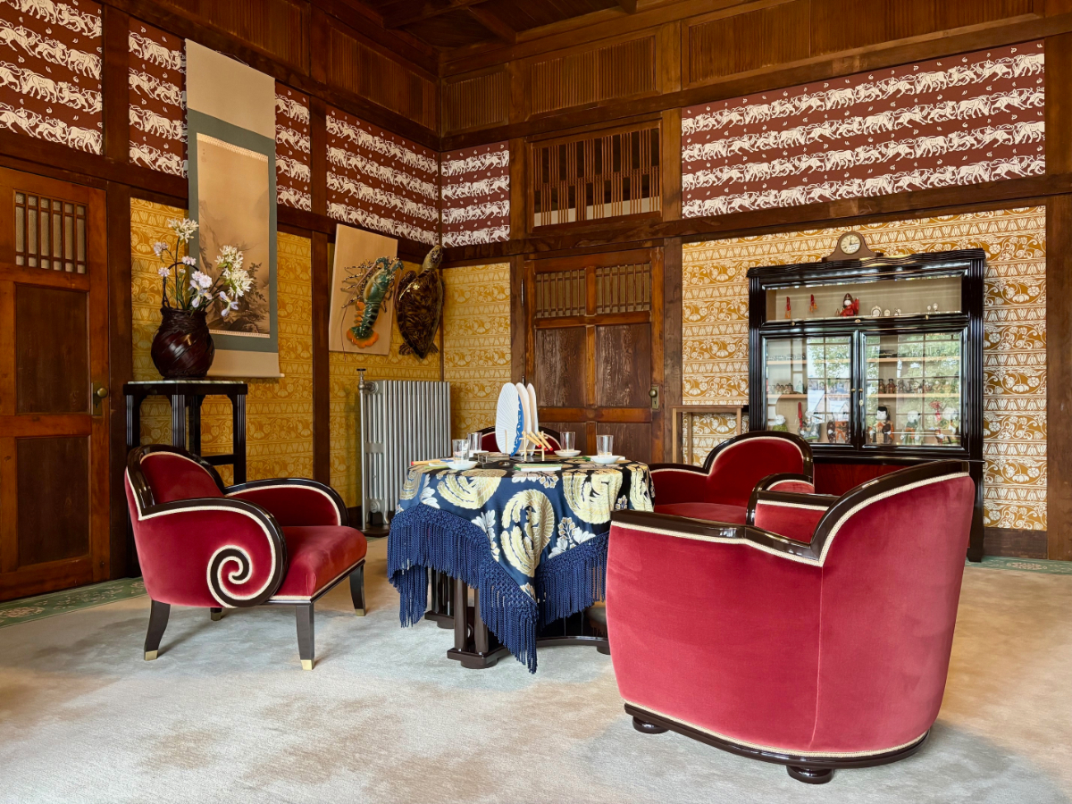 荻窪会談が行われた客間。移築され忠実に再現された。壁紙の意匠に設計者・伊東忠太らしさがある