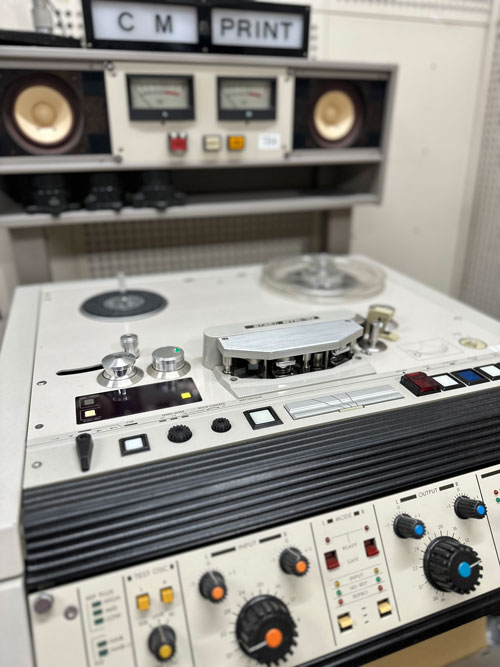 今はほとんど使われていないオープンリール再生機 　（KBS京都ラジオで撮影）