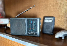 父が聞いていたラジオと今使っているポケットラジオ