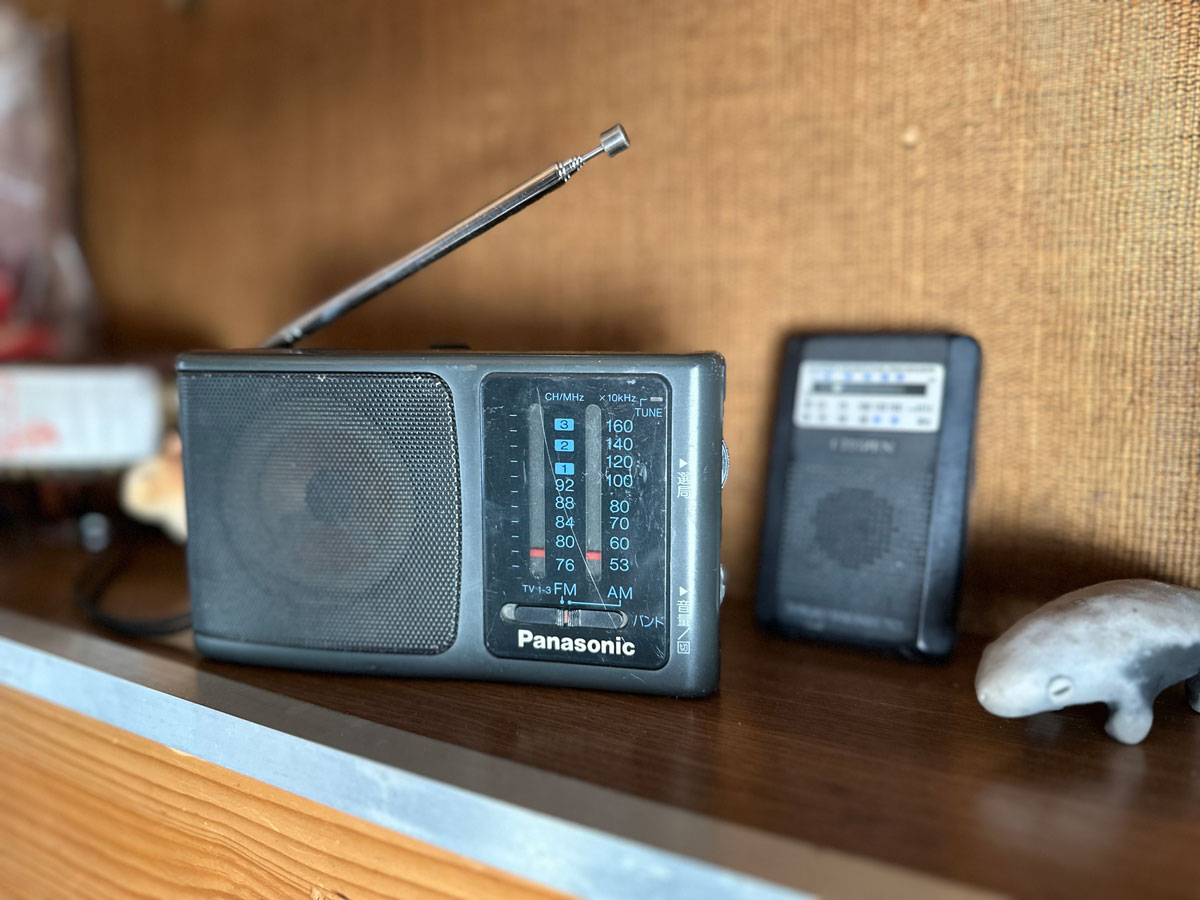 父が聞いていたラジオと今使っているポケットラジオ