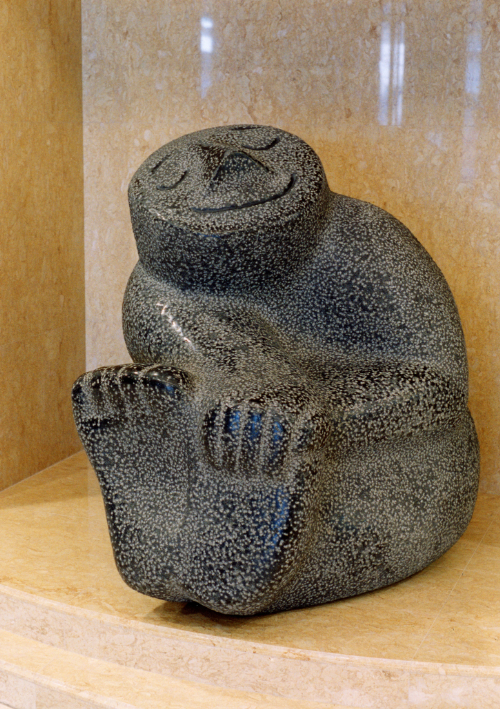 《風を聴く》 黒御影石 産業能率大学 – 大学の入り口で学生をお出迎え。人通りがまばらな時には、風の歌声に耳を傾ける