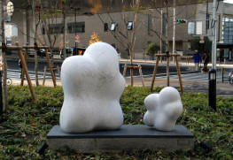 《パパとピピ》
白大理石
江東区　豊洲シエルタワー
–
ファミリー向け高層マンションのモニュメントとして設置された、大きい「パパ」と、小さい「ピピ」。休日、向かいの公園でサッカーをしたいピピと、お家でダラダラ過ごしたいパパのやり取りが聞こえてくる