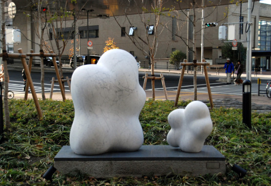 《パパとピピ》
白大理石
江東区　豊洲シエルタワー
–
ファミリー向け高層マンションのモニュメントとして設置された、大きい「パパ」と、小さい「ピピ」。休日、向かいの公園でサッカーをしたいピピと、お家でダラダラ過ごしたいパパのやり取りが聞こえてくる