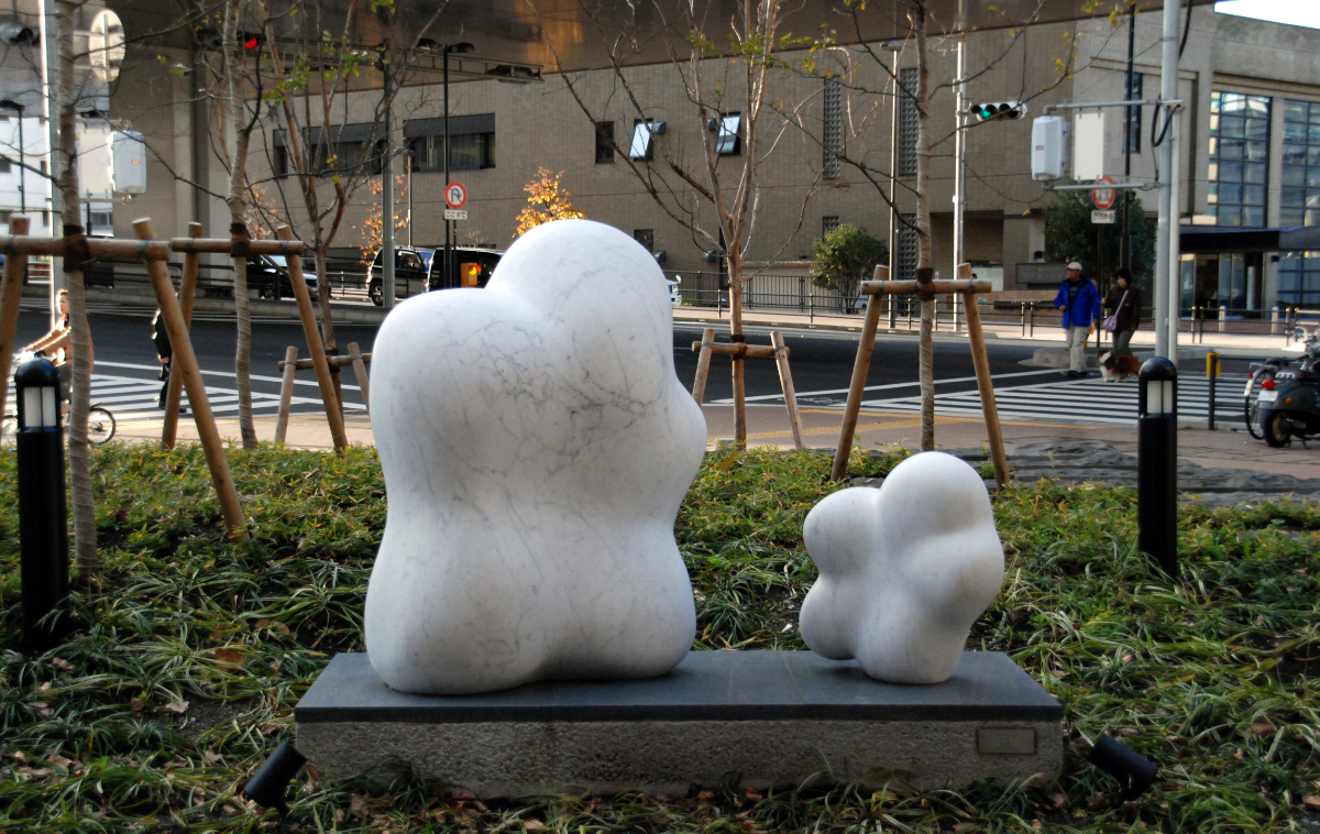 《パパとピピ》 白大理石 江東区　豊洲シエルタワー – ファミリー向け高層マンションのモニュメントとして設置された、大きい「パパ」と、小さい「ピピ」。休日、向かいの公園でサッカーをしたいピピと、お家でダラダラ過ごしたいパパのやり取りが聞こえてくる