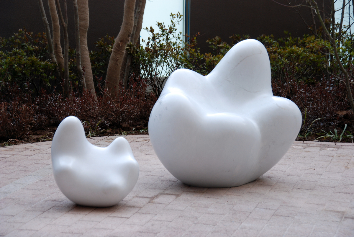 《風に乗って》 白大理石 葛飾区　プラウドシティー金町ガーデン – 雲の親子がのんびり散歩。大きく両手を広げて離陸準備は完了。 「手を広げて、お腹は下に向けているつもりでつくったんですけれど、お腹を上にしていると感じる方も多くて。人によって見え方が入れ替わるのがすごく面白いと思っています」