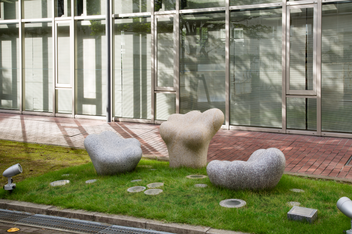 《知の花束》 白御影石・さび御影石・桜御影石 名古屋学芸大学短期大学部 – これまで三度名前を変え歴史を刻んできた名古屋学芸大学短期大学部。本作は短期大学としての歴史に幕をおろす記念として制作された。左からすみれ女子短期大学＝白御影石、愛知女子短期大学＝さび御影石、名古屋学芸大学短期大学部＝桜御影石と、素材の色を活かしながら各時代に対応している