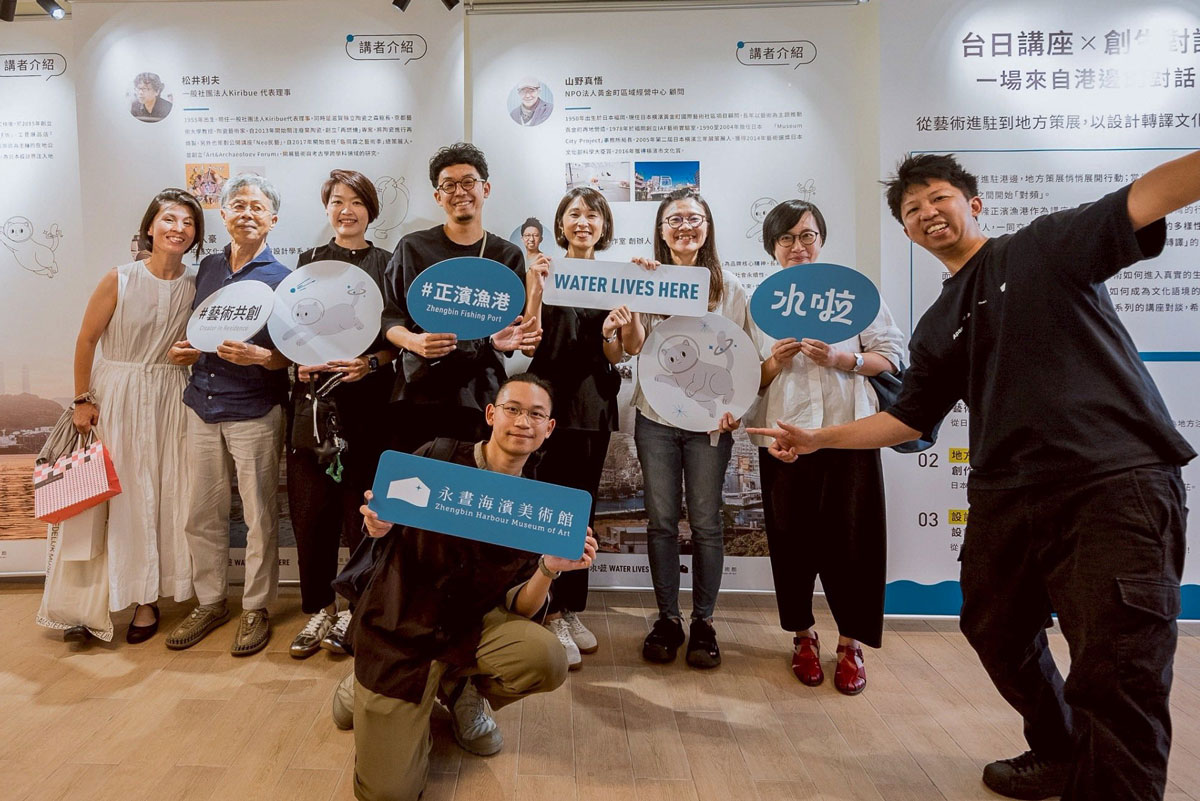 台湾の基隆で開催された「2025 永晝海濱美術館雙年展－水啦WATER LIVES HERE」における日台対談イベント「台日講座Ｘ創生對談：一場來自港邊的對話」に参加。 霧芸の総合プロデューサー・松井利夫先生（後列左から2番目）とケルビンさん（前列左）
