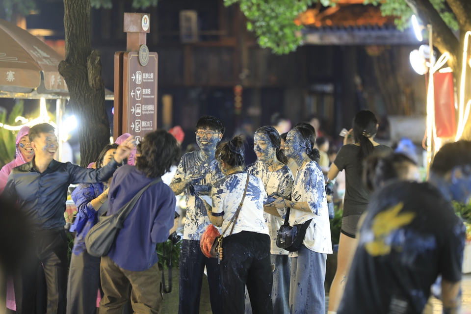 夜の「打花脸（ダーファーリエン）」に参加する来訪者たち