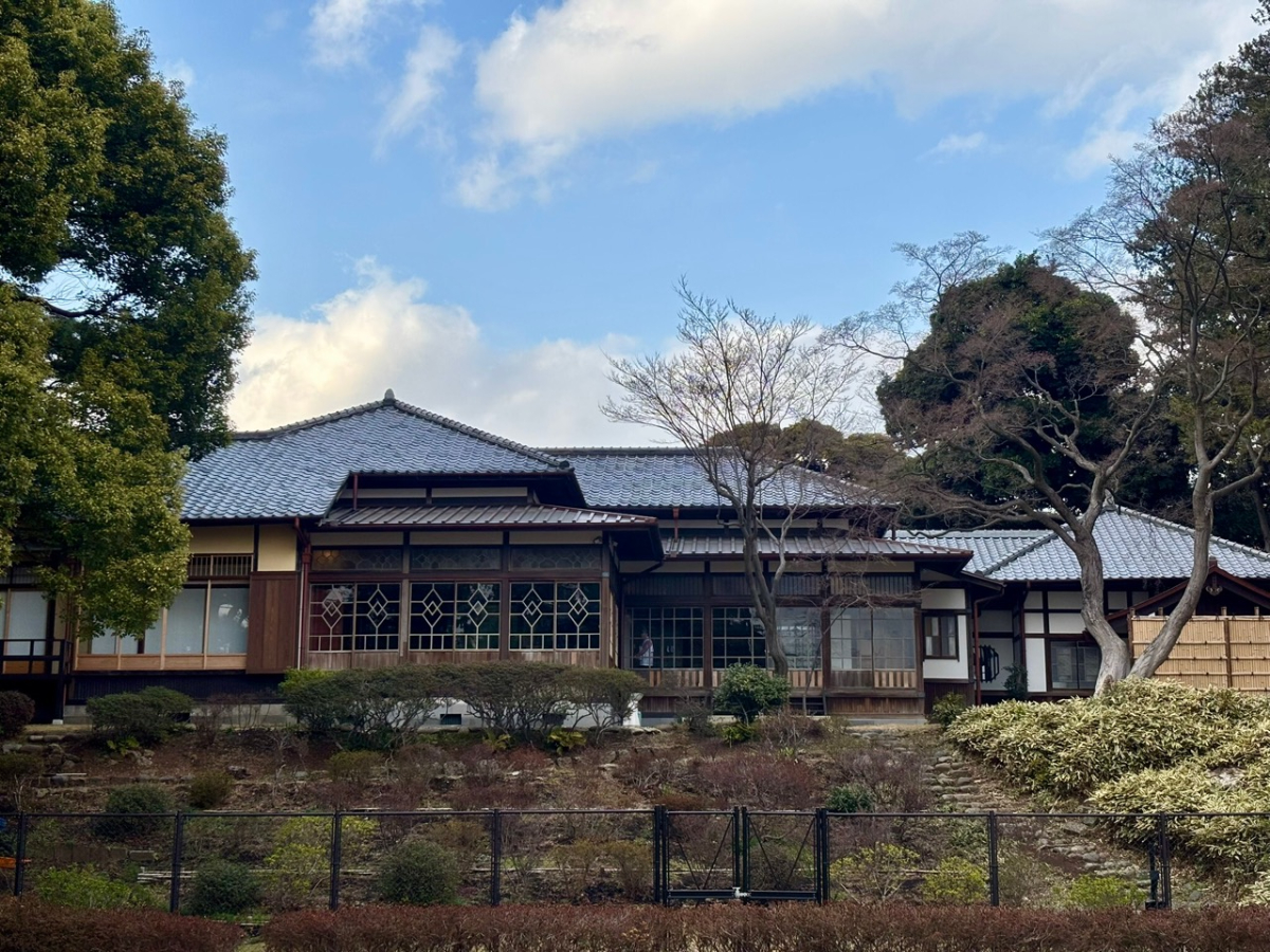 荻外荘公園から荻外荘を臨む。飾り窓の辺りが食堂で、向かって左隣が和室、右側が荻窪会談が行われた客間