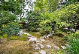 筆者が改修を手がけた京都の寺院庭園。江戸時代の灯籠を活かし、景石と飛石を据えて新たな景を創出