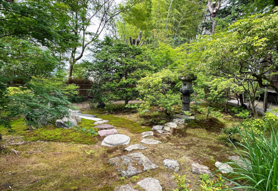 筆者が改修を手がけた京都の寺院庭園。江戸時代の灯籠を活かし、景石と飛石を据えて新たな景を創出