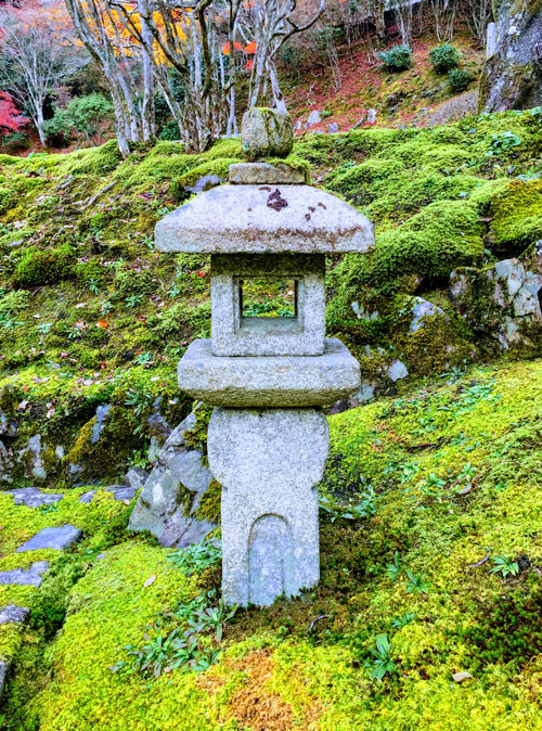 画像の灯籠について、簡単な詳細をいただけますでしょうか？
