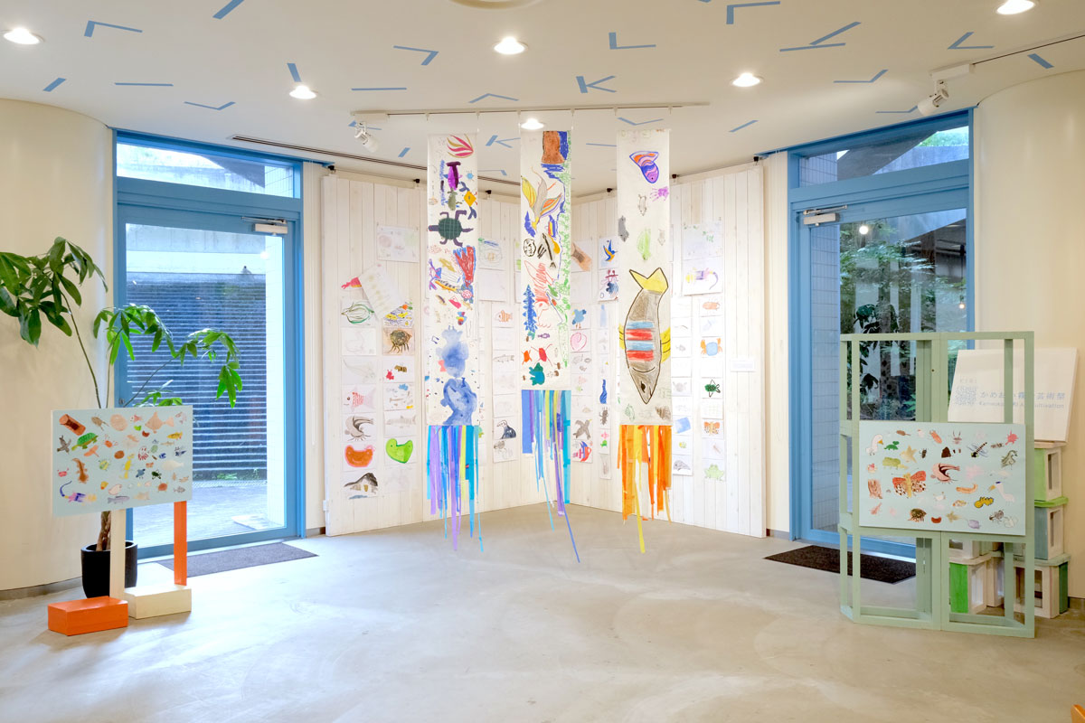 開かれたアトリエ展覧会Vol.1 「みんなでつくる紙芝居展」with亀岡市環境政策課 2025年8月19日〜9月30日 – 亀岡の自然豊かな風景や生き物たちを大切に思う気持ちを育むために、市民と一緒に保津川を舞台にした生き物たちの物語を考え、「紙芝居」に仕上げる企画の成果発表展