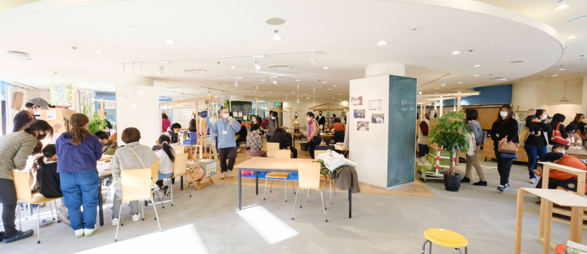 「開かれたアトリエ」 京都芸術大学空間デザイン学科と連携し、亀岡市役所の地下スペースを子供からお年寄りまで利用できる開かれた空間に更新。食堂、コワーキングスペース、イベントスペースのほか、企画展が行われる展示スペース、亀岡市立図書館と連携した図書コーナー、巡り堂による「かめおか画材循環コーナー」も