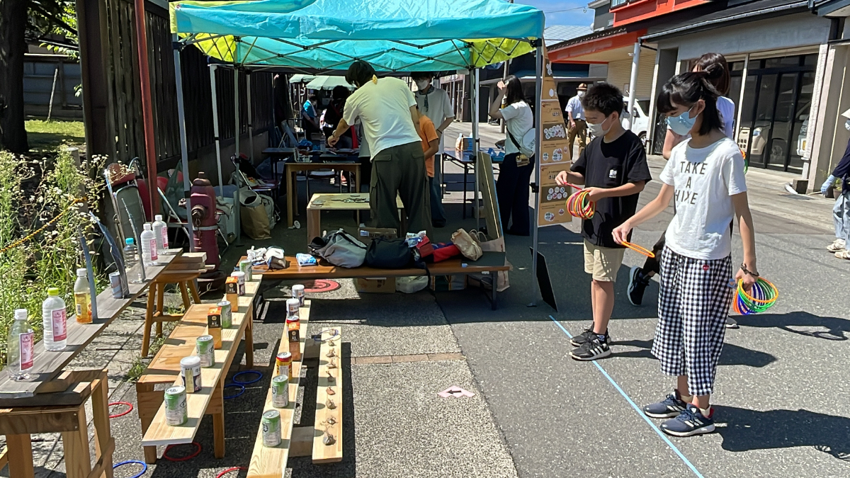文化創生領域のゼミ生たちで秋田の五城目朝市に出店