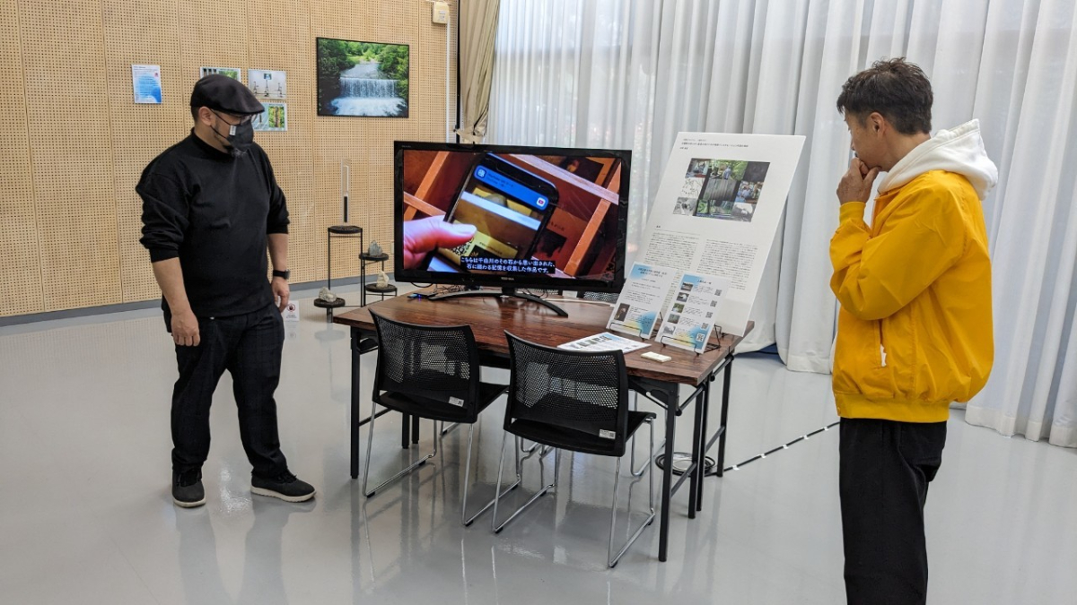 修了制作展では、にて2年間のゼミで行った各地の研究発表をまとめて展示。 新潟県の越後湯沢でフィールドリサーチを行い制作した動画作品「雪を回る」 長野県東御市でフィールドリサーチを行い制作したインスタレーション作品「キオクノカワ・キオクノイシ」の記録映像 長野県安曇野市でフィールドリサーチを行い制作したドキュメンタリー映像作品「トンネルの上のお堂」「名九鬼の平家落人伝説」「D51が走った時代」