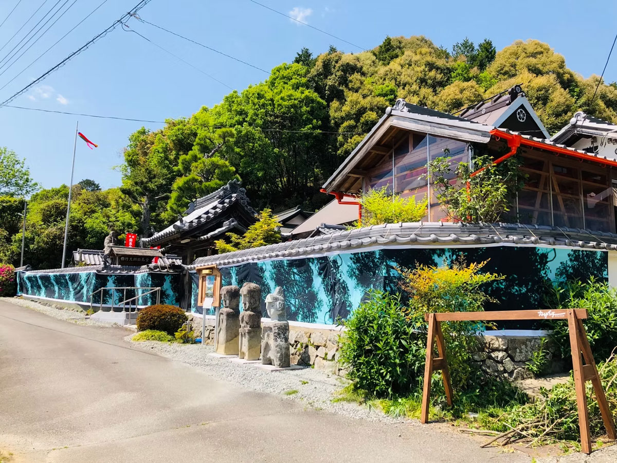 クサバノカゲ インスタレーション 金剛院外壁展示風景 2023 兵庫県加西市 火祭アートフェスティバル2023
