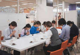 「病気がちの母親に誕生日ケーキを贈りたい」という女の子の願いを叶えるために、地場企業の社員が講師となり、社内のキッチンスタジオで料理教室を開催
